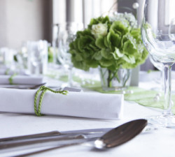 Tischdeko in schlichtem weiß und grün